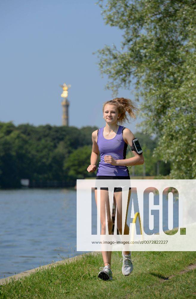 Maedchen, Sport, Joggen, Spreeufer, Berlin, Deutschland Maedchen Sport Joggen Spreeufer Berlin Deutschland