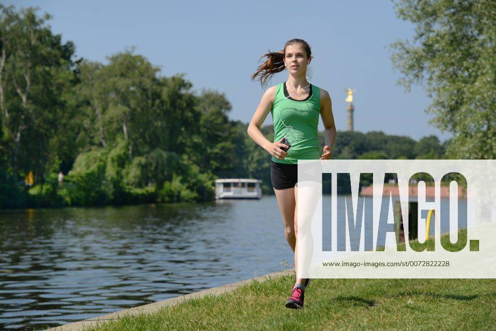 Maedchen, Sport, Joggen, Spreeufer, Berlin, Deutschland Maedchen Sport Joggen Spreeufer Berlin Deutschland