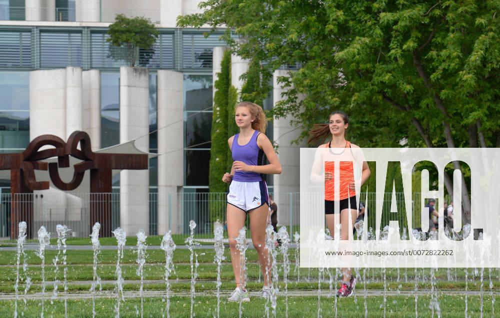 Maedchen, Joggen, Bundeskanzleramt, Tiergarten, Berlin, Deutschland Maedchen Joggen Bundeskanzleramt Berlin Deutschland