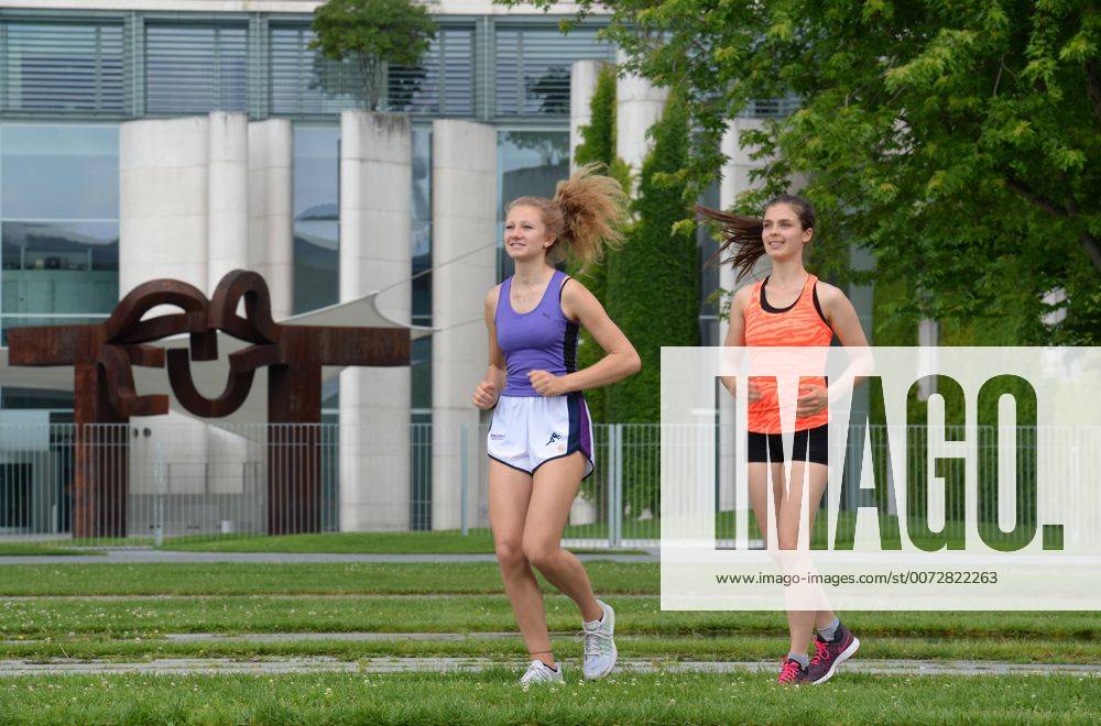 Maedchen, Joggen, Bundeskanzleramt, Tiergarten, Berlin, Deutschland Maedchen Joggen Bundeskanzleramt Berlin Deutschland