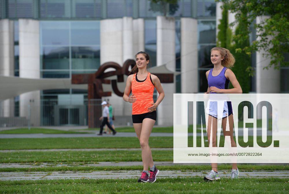 Maedchen, Joggen, Bundeskanzleramt, Tiergarten, Berlin, Deutschland Maedchen Joggen Bundeskanzleramt Berlin Deutschland