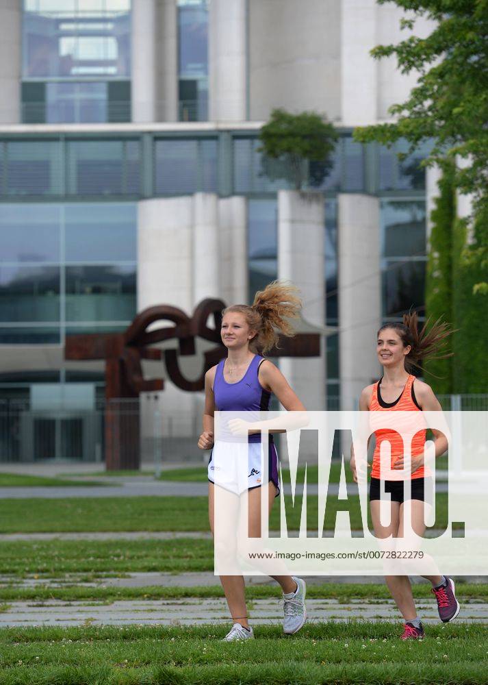 Maedchen, Joggen, Bundeskanzleramt, Tiergarten, Berlin, Deutschland Maedchen Joggen Bundeskanzleramt Berlin Deutschland