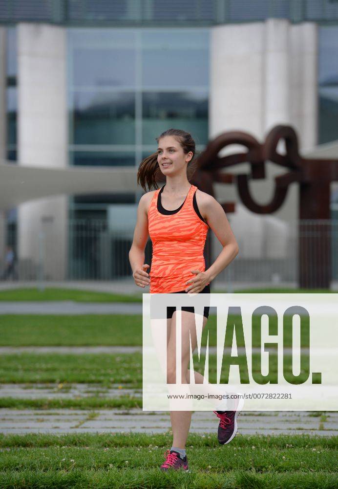 Maedchen, Joggen, Bundeskanzleramt, Tiergarten, Berlin, Deutschland Maedchen Joggen Bundeskanzleramt Berlin Deutschland