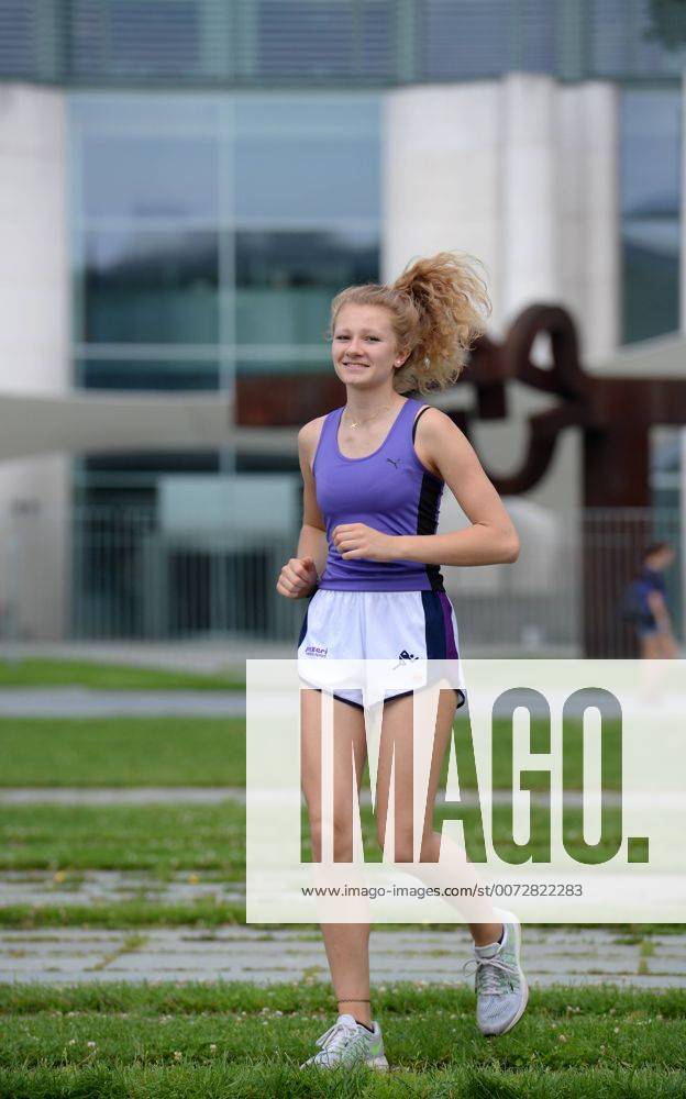 Maedchen, Joggen, Bundeskanzleramt, Tiergarten, Berlin, Deutschland Maedchen Joggen Bundeskanzleramt Berlin Deutschland