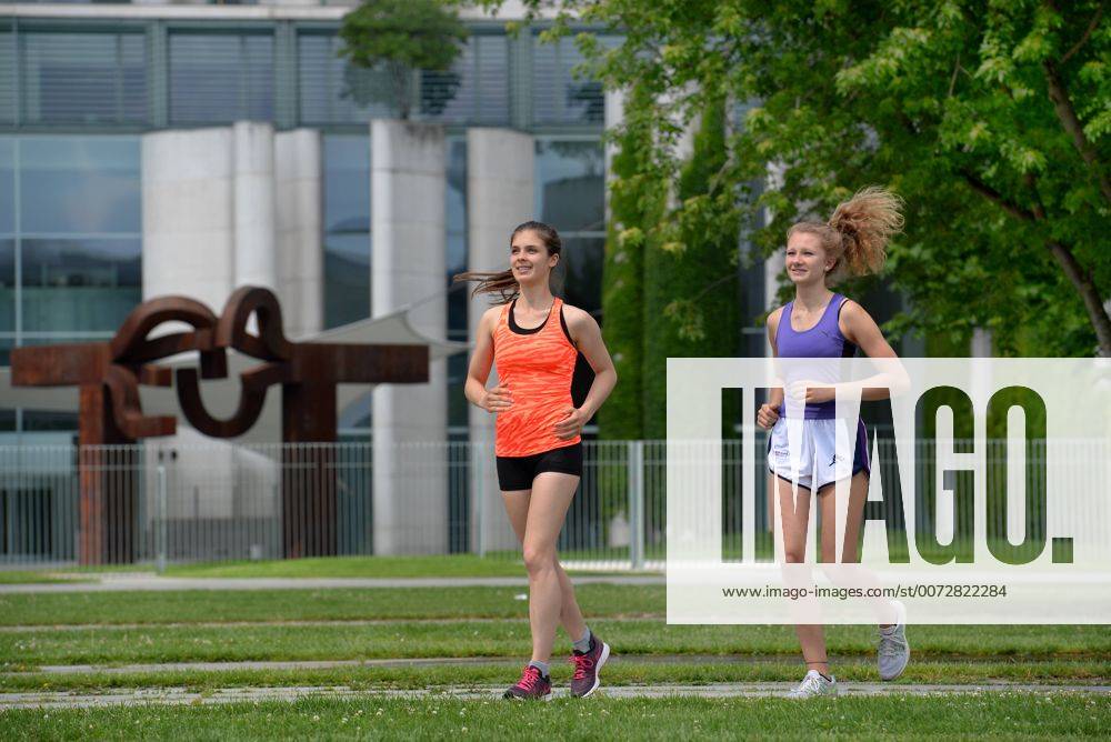 Maedchen, Joggen, Bundeskanzleramt, Tiergarten, Berlin, Deutschland Maedchen Joggen Bundeskanzleramt Berlin Deutschland