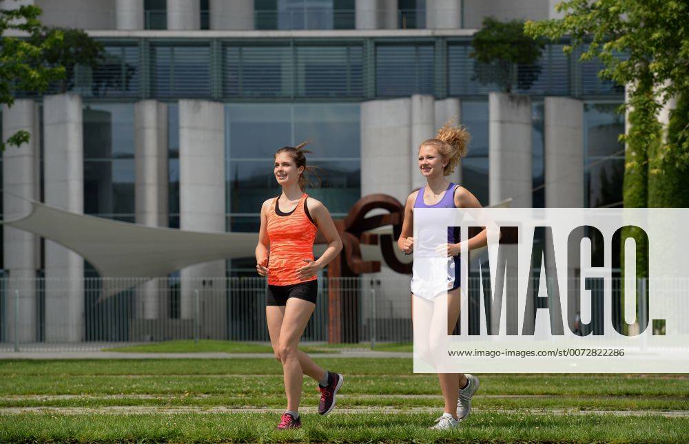 Maedchen, Joggen, Bundeskanzleramt, Tiergarten, Berlin, Deutschland Maedchen Joggen Bundeskanzleramt Berlin Deutschland