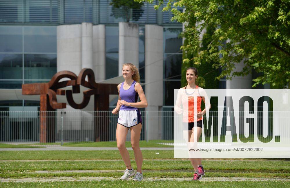 Maedchen, Joggen, Bundeskanzleramt, Tiergarten, Berlin, Deutschland Maedchen Joggen Bundeskanzleramt Berlin Deutschland