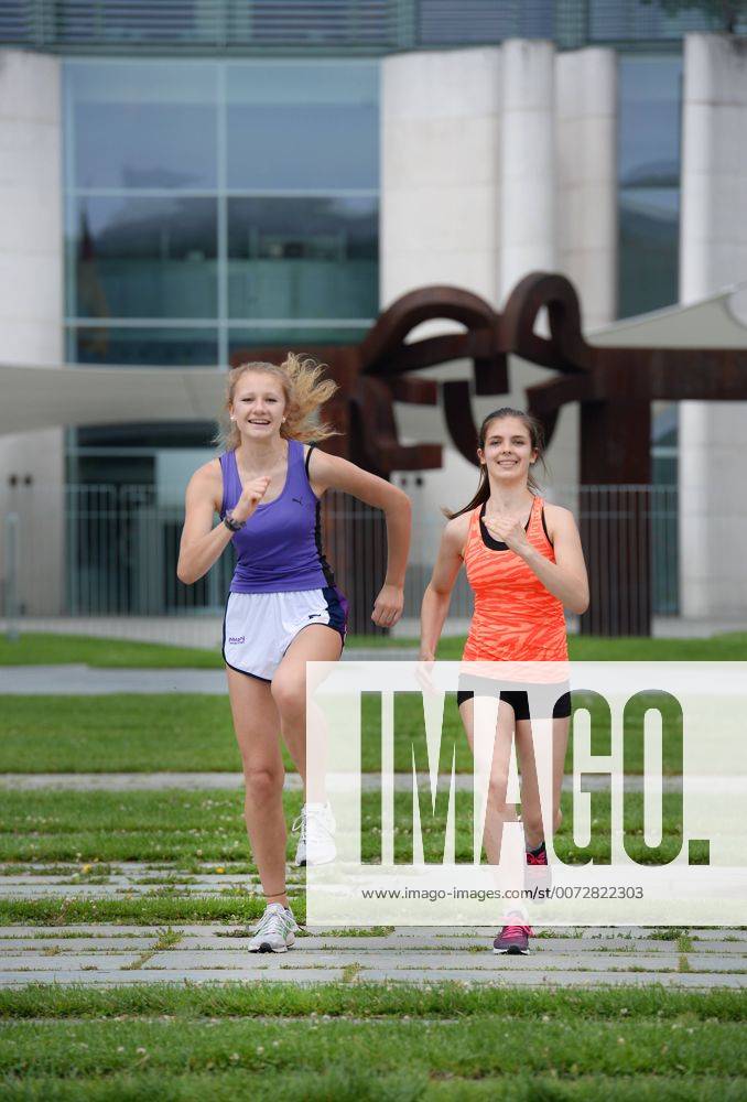 Maedchen, Joggen, Bundeskanzleramt, Tiergarten, Berlin, Deutschland Maedchen Joggen Bundeskanzleramt Berlin Deutschland