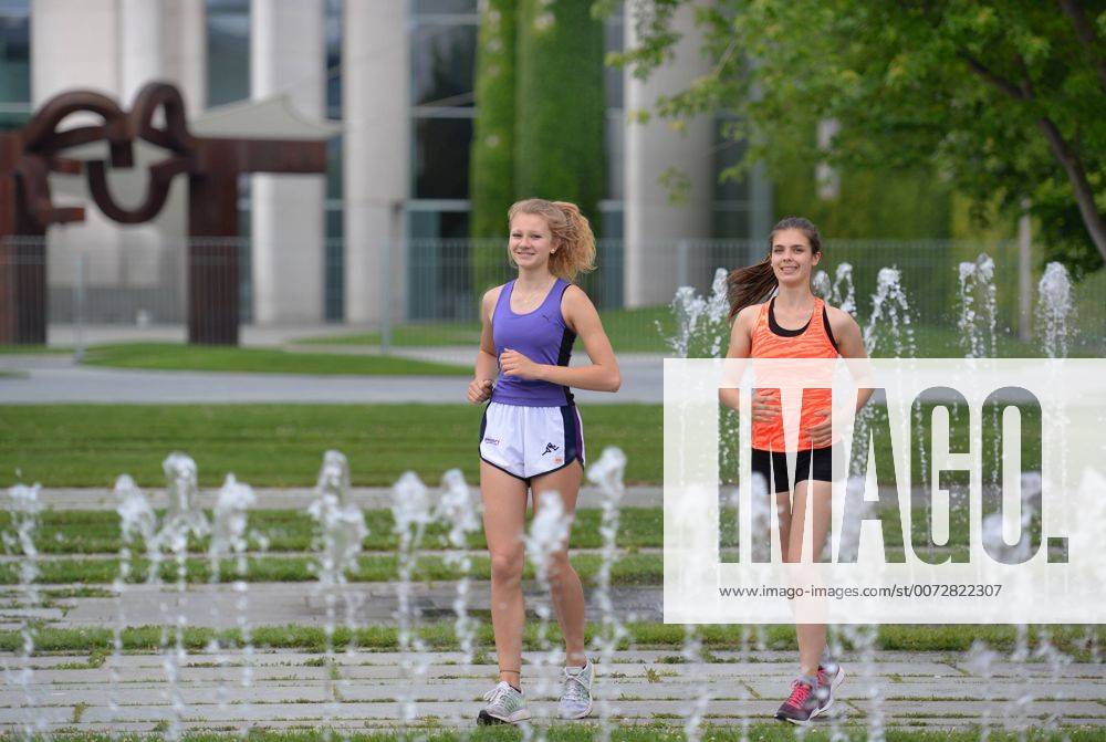 Maedchen, Joggen, Bundeskanzleramt, Tiergarten, Berlin, Deutschland Maedchen Joggen Bundeskanzleramt Berlin Deutschland