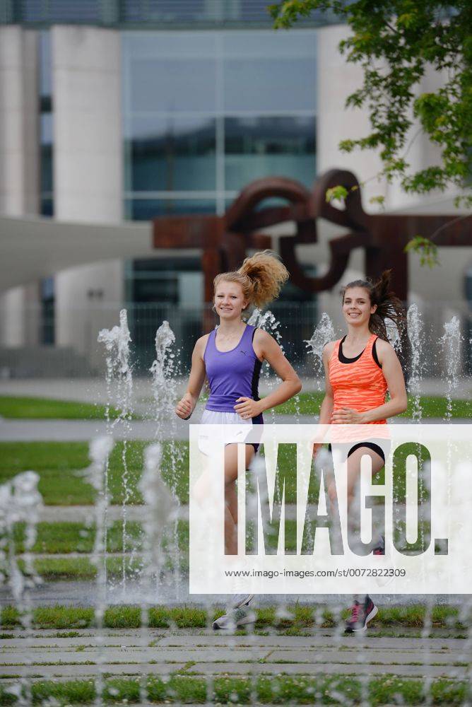 Maedchen, Joggen, Bundeskanzleramt, Tiergarten, Berlin, Deutschland Maedchen Joggen Bundeskanzleramt Berlin Deutschland