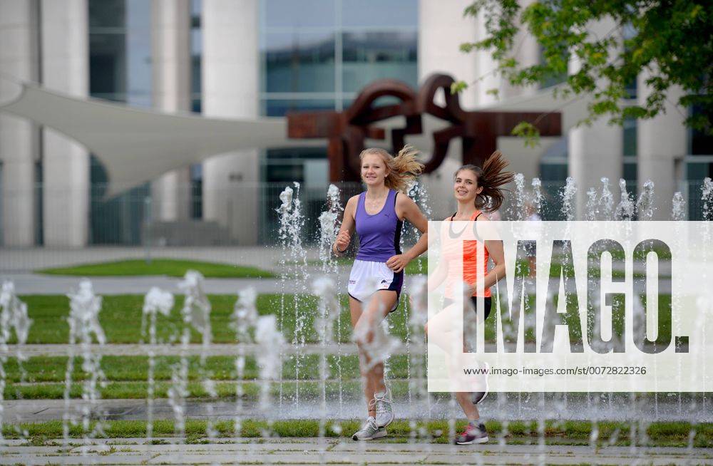 Maedchen, Joggen, Bundeskanzleramt, Tiergarten, Berlin, Deutschland Maedchen Joggen Bundeskanzleramt Berlin Deutschland