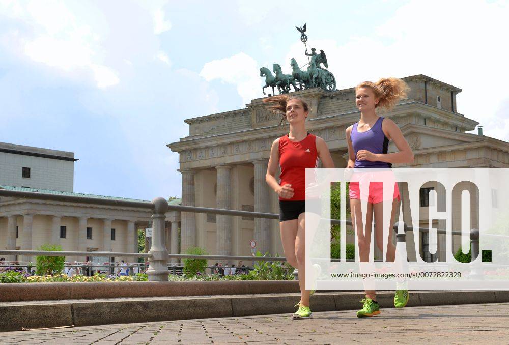 Maedchen, Joggen, Brandenburger Tor, Mitte, Berlin, Deutschland Maedchen Joggen Brandenburger Tor Berlin Deutschland