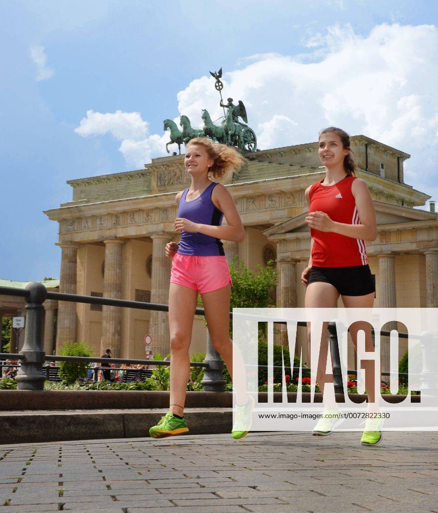 Maedchen, Joggen, Brandenburger Tor, Mitte, Berlin, Deutschland Maedchen Joggen Brandenburger Tor Berlin Deutschland