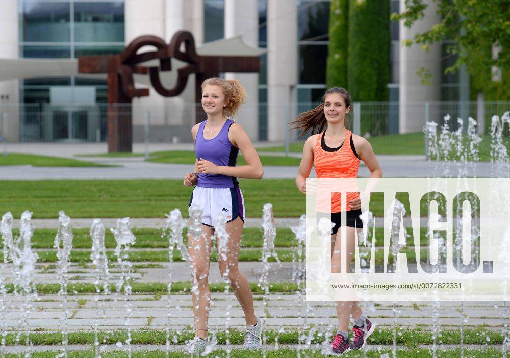Maedchen, Joggen, Bundeskanzleramt, Tiergarten, Berlin, Deutschland Maedchen Joggen Bundeskanzleramt Berlin Deutschland