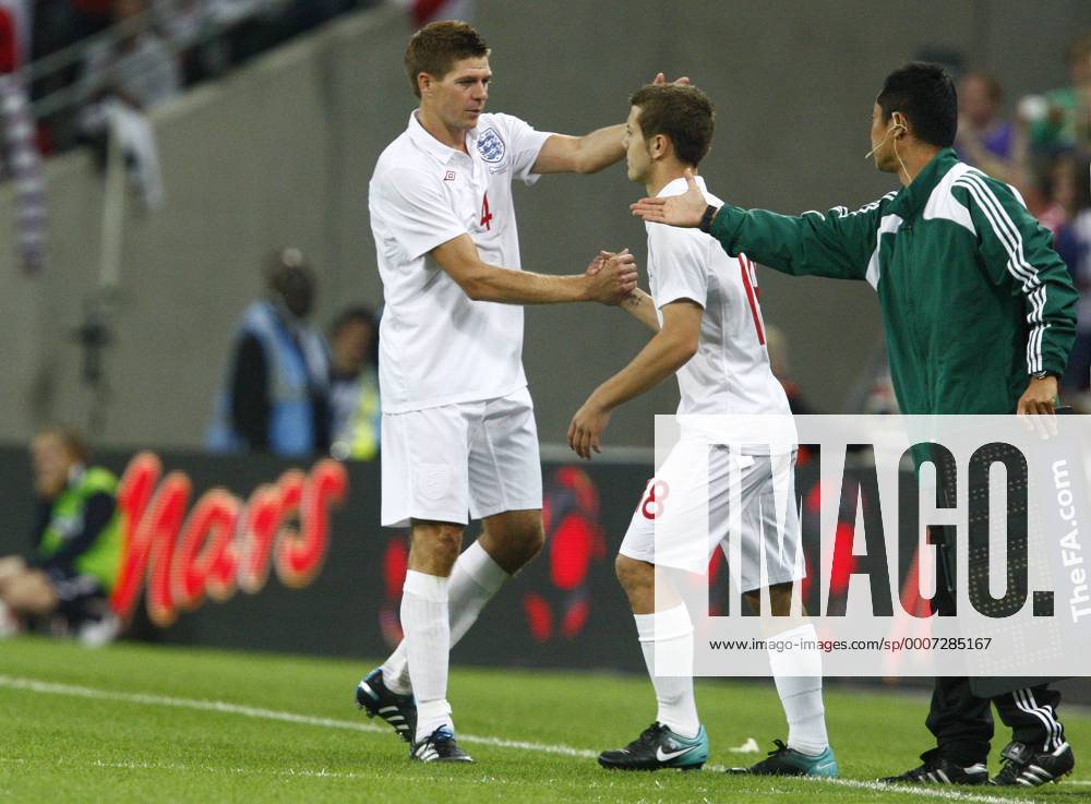 Football - International Friendly - England v Hungary Jack Wilshere (C) comes on as a substitute, to make his debut for England,as a replacement for Steven Gerrard (R) o0 Auswechslung, auswechseln, Einwechslung, einwechseln, Wechsel, wechseln