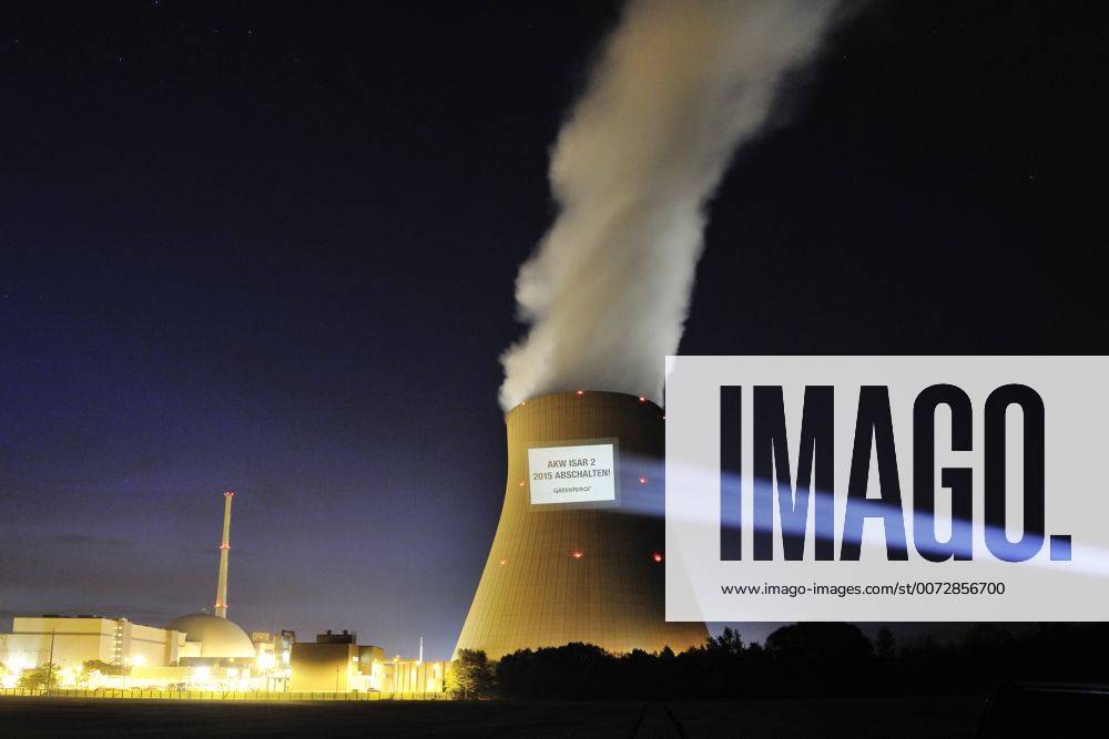 Atomausstieg Niederaichbach, DEU, 06.06.2011 Die Umweltorganisation Greenpeace fordert die Bundesregierung mittels einer Projektion auf, das AKW Isar 2 spätestens bis 2015 ab zu schalten. Niederaichbach Bayern Bayern DEU, Deutschland DEU, Deutschland