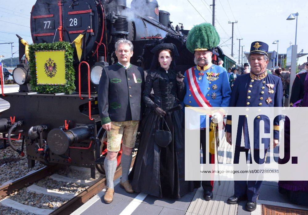 Kaiserzug nach Bad Ischl mit originaler Zuggarnitur und Dampflokomotive und Empfang des Kaiserpaares in der Kaiservilla in Bad Ischl. Dieses Bild zeigt v.l.n.r.: Bürgermeister von Attnang Puchheim Peter Groiß, Sisidarstellerin Sabine Rossegger, KAiserdarsteller Gerard Fritz und Veranstalter des Kaiserzuges Karl Reitter 2016 - Kaiserzug nach Bad Ischl mit originaler Zuggarnitur und Dampflokomotive und Empfang des Kaiserpaares in der Kaiservilla in Bad Ischl