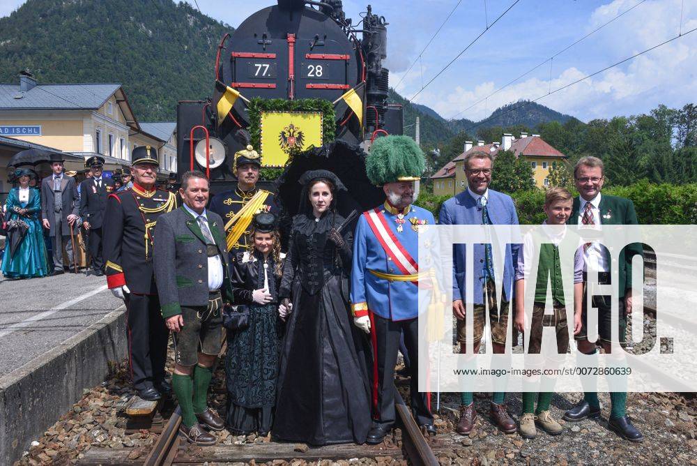 Kaiserzug nach Bad Ischl mit originaler Zuggarnitur und Dampflokomotive und Empfang des Kaiserpaares in der Kaiservilla in Bad Ischl. Dieses Bild zeigt v.l.n.r.: Kulturbeauftragter Karl Christian Komaz, Statistin, Marie Valerie darstellend, Sisidarstellerin Sabine Rossegger, KAiserdarsteller Gerard Fritz, Tourismusdirktor Robert HErzog, N.N., Bürgermeister der Stadt Bad Ischl, Hannes Heide 2016 - Kaiserzug nach Bad Ischl mit originaler Zuggarnitur und Dampflokomotive und Empfang des Kaiserpaares in der Kaiservilla in Bad Ischl