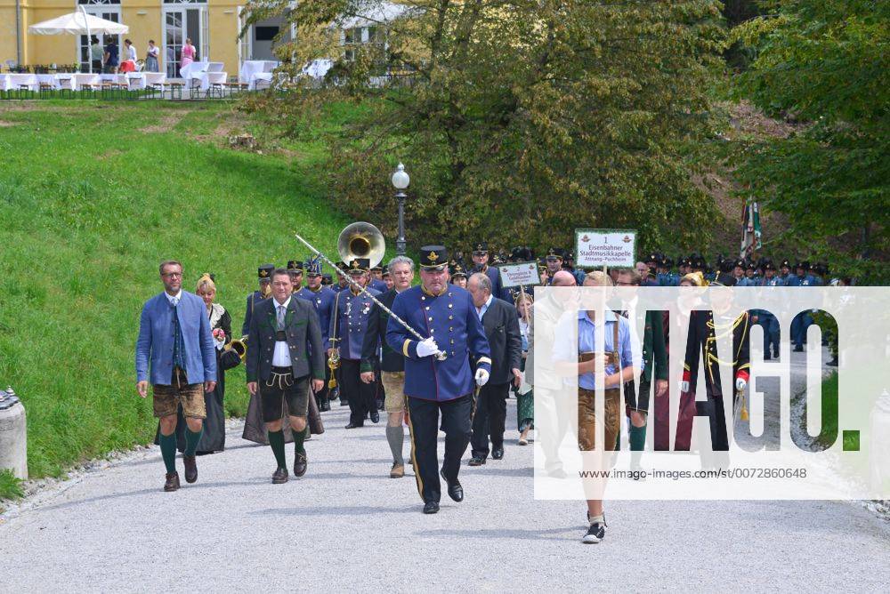 Kaiserzug nach Bad Ischl mit originaler Zuggarnitur und Dampflokomotive und Empfang des Kaiserpaares in der Kaiservilla in Bad Ischl. Dieses Bild zeigt v.l.n.r.: Tourismusdirektor Robert Herzog, Tourismusbeauftragter Karl Christian Komaz, Tambour, Erzherzog Johann Salvator Habsburg-Lothringen, Bürgermeister Hannes Heide 2016 - Kaiserzug nach Bad Ischl mit originaler Zuggarnitur und Dampflokomotive und Empfang des Kaiserpaares in der Kaiservilla in Bad Ischl