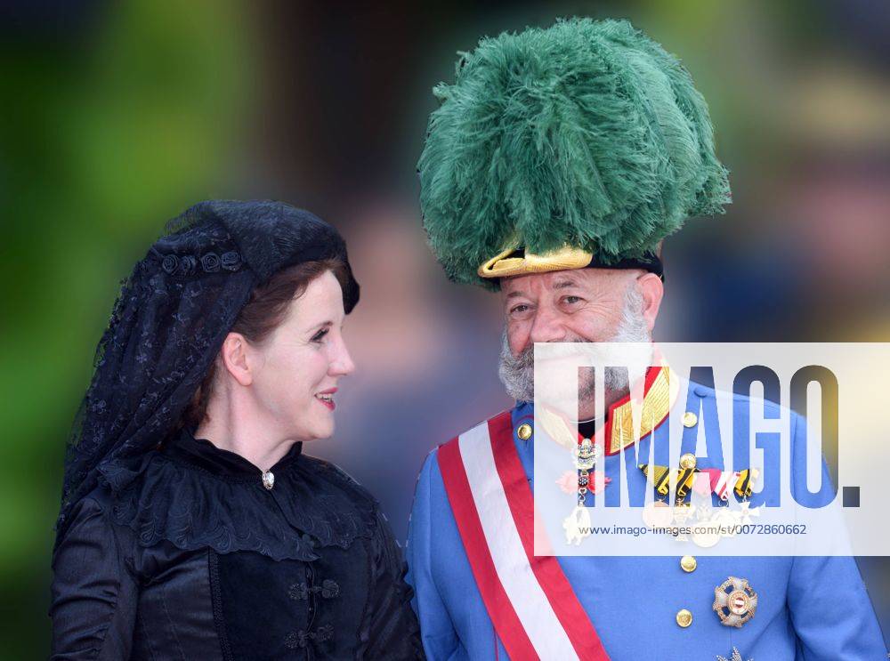 Kaiserzug nach Bad Ischl mit originaler Zuggarnitur und Dampflokomotive und Empfang des Kaiserpaares in der Kaiservilla in Bad Ischl. Dieses Bild zeigt die Darsteller des Kaiserpaares Sabine Rossegger als Sisi und Gerard Fritz als Kaiser Franz Josef 2016 - Kaiserzug nach Bad Ischl mit originaler Zuggarnitur und Dampflokomotive und Empfang des Kaiserpaares in der Kaiservilla in Bad Ischl