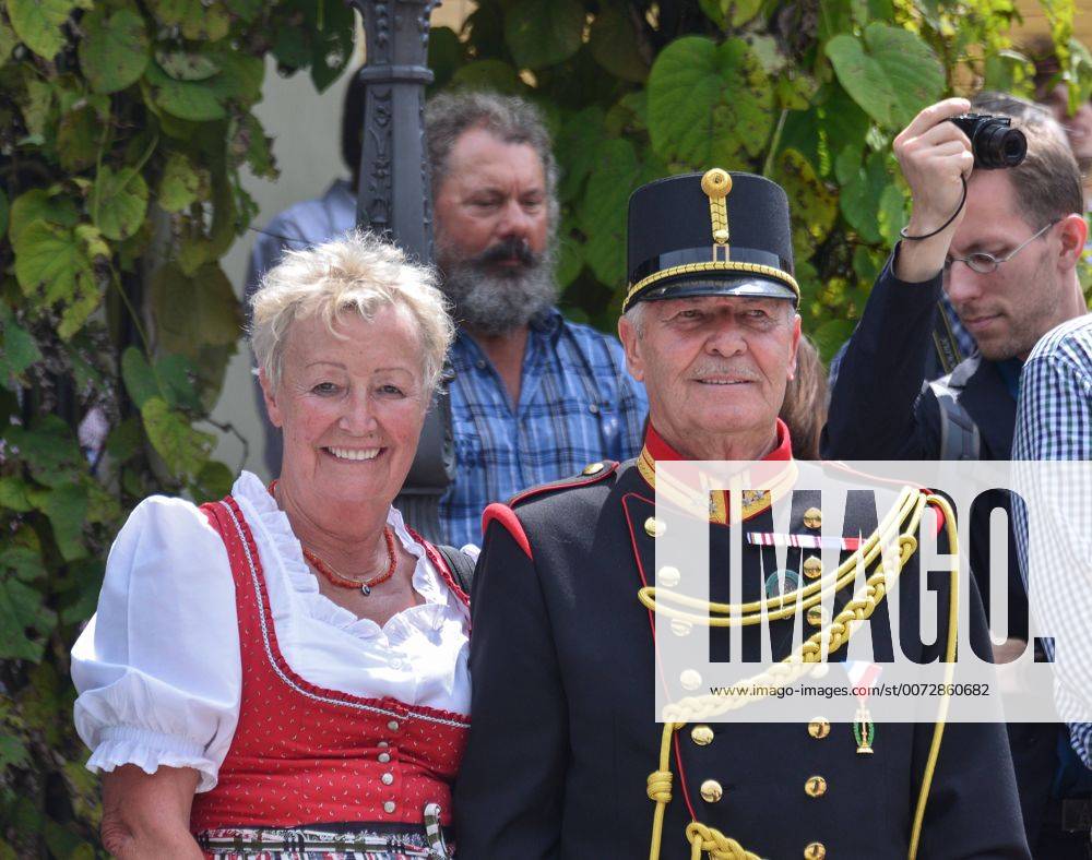 Kaiserzug nach Bad Ischl mit originaler Zuggarnitur und Dampflokomotive und Empfang des Kaiserpaares in der Kaiservilla in Bad Ischl. Dieses Bild zeigt den Offizier der k&k Feldgendarmerie Schmidhammer mit GAttin 2016 - Kaiserzug nach Bad Ischl mit originaler Zuggarnitur und Dampflokomotive und Empfang des Kaiserpaares in der Kaiservilla in Bad Ischl