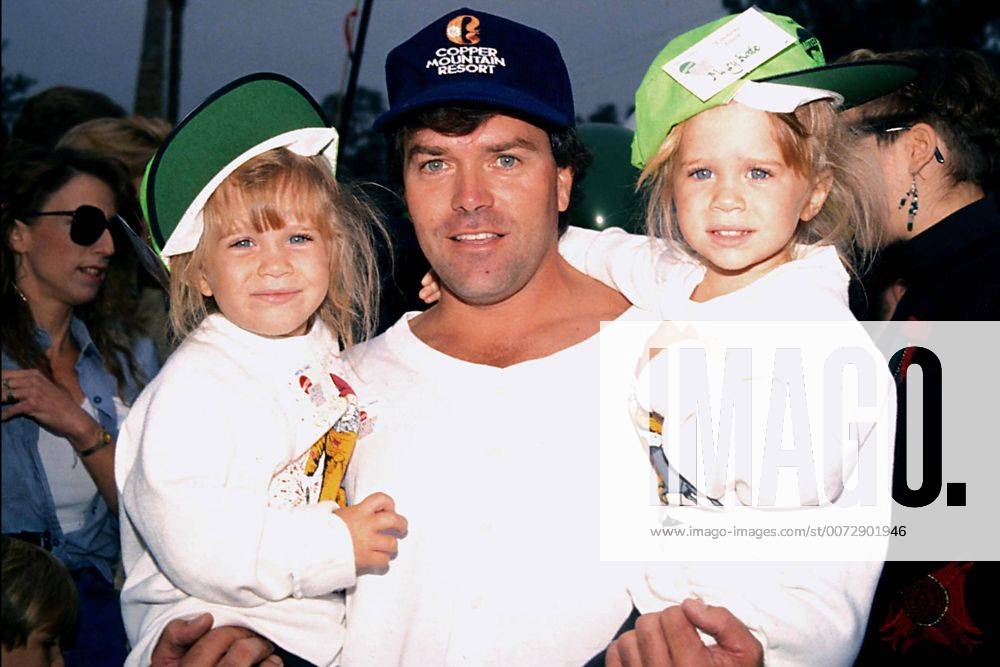 F9018.MARY KATE OLSEN, ASHLEY OLSEN AND THEIR FATHER DAVID OLSEN.PHOTO: MARTHA NOBLE-GLOBE PHOTOS INC. Â - ZUMAg49_