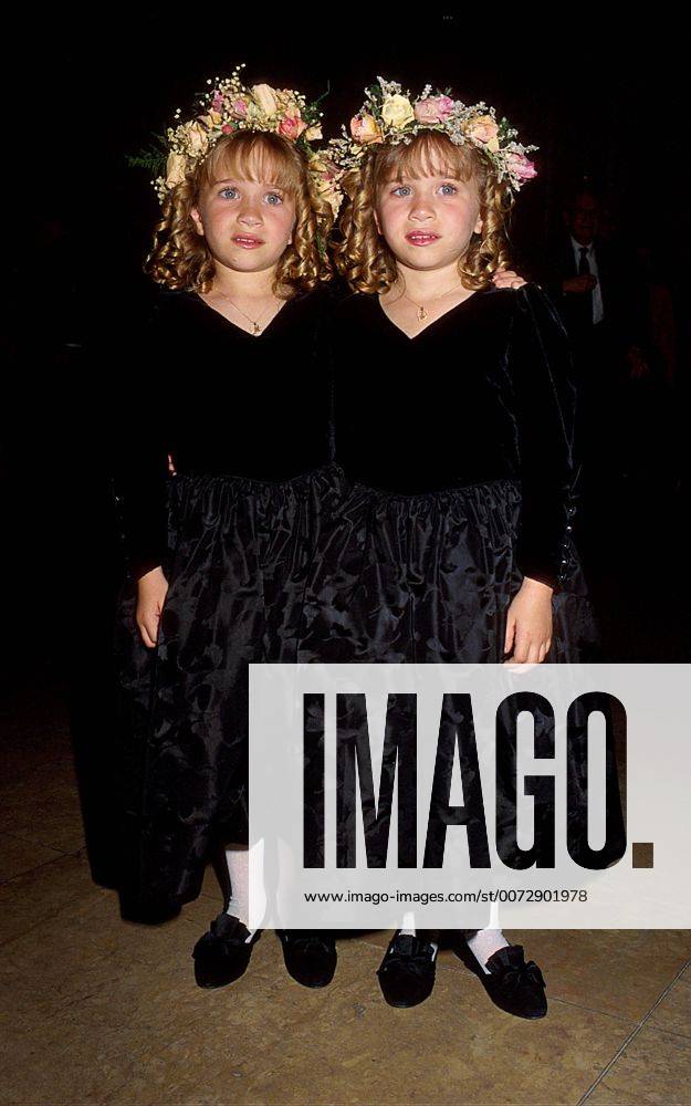 MARY KATE OLSEN AND ASHLEY OLSEN AT WRITERS GUILD AWARDS 3-13-1994. 16784. - ZUMAg49_