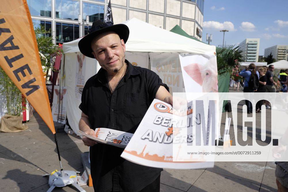 Spitzenkandidat Bruno Kramm (Piratenpartei) beim Straßenwahlkampf zur bevorstehenden Abgeordnetenhauswahl am 18. September 2016 auf dem Berliner Alexanderplatz Wahlkampf der Piraten
