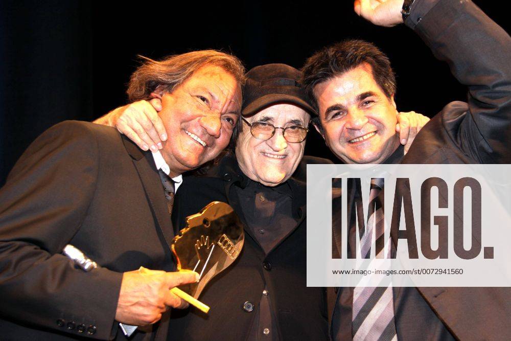 ) -- MONTREAL, Sept. 8, 2009 -- French director Tony Gatlif (L) poses for photos with president of the 33rd Montreal World Film Festival Serge Losique (C) and film festival jury president Jafar Panahi in Montreal, Canada, Sept. 7, 2009. Tony Gatlif s Korkoro (Freedom) won the top prize, the Grand Prix of the Americas. The Montreal World Film Festival ran from Aug. 27 to Sept. 7. Yang Shilong) (zcq) - ZUMAx10_