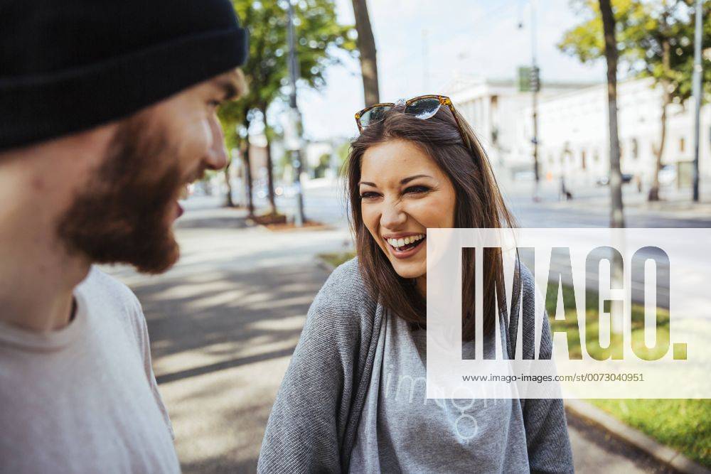 Youniverse - Urban Lifestyle Austria, Vienna, laughing young woman with her boyfriend model released Symbolfoto AIF000371