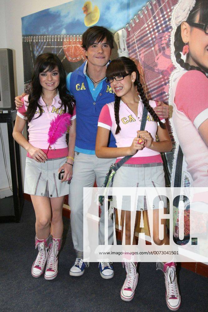 Oct 12, 2009 - Mexico City, Mexico - VIOLETA ISFEL, ELEAZAR GOMEZ and DANNA PAOLA during the presentation of the second Album with the music of the soap opera Dare to Dream . Violeta Isfel, Eleazar Gomez y Danna Paola durante la presentacion del segundo disco con la musica de la telenovela Atrevete a Sonar . - ZUMAu78_