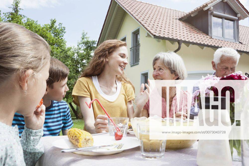 Grillen mit der Familie - Model Released Extended family dining in garden model released Symbolfoto property released RBF004778