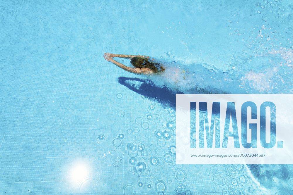 Woman diving underwater in swimming pool model released Symbolfoto SMAF000517