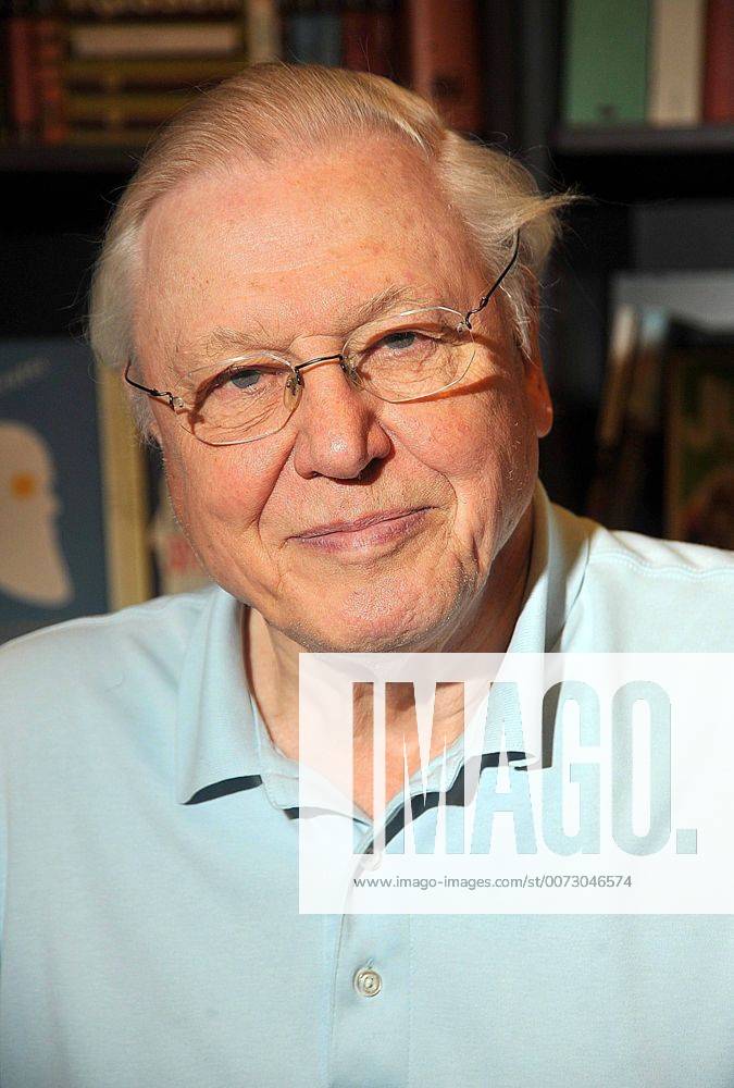 IMAGO ICONS: Sir David Attenborough David Attenborough signs copies of David Attenborough: Life Stories at Waterstones on October 13, 2009 in Oxford. Picture by Brian Jordan LFI - ZUMAl60_