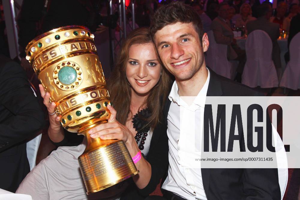 DFB Pokal - Final, Saison 09 10 in Berlin, 1. FC Bayern München - German Cup winner 2010 - BERLIN - MAY 15: Thomas Mueller (R) and his wife Lisa pose with the trophy during the Bayern München Champions Party after the DFB Cup Final match against Werder Bremen at the Deutsche Telekom Representative House Berlin on May 15, 2010 in Berlin, Germany. DeFodi0100P o0 Trophäe