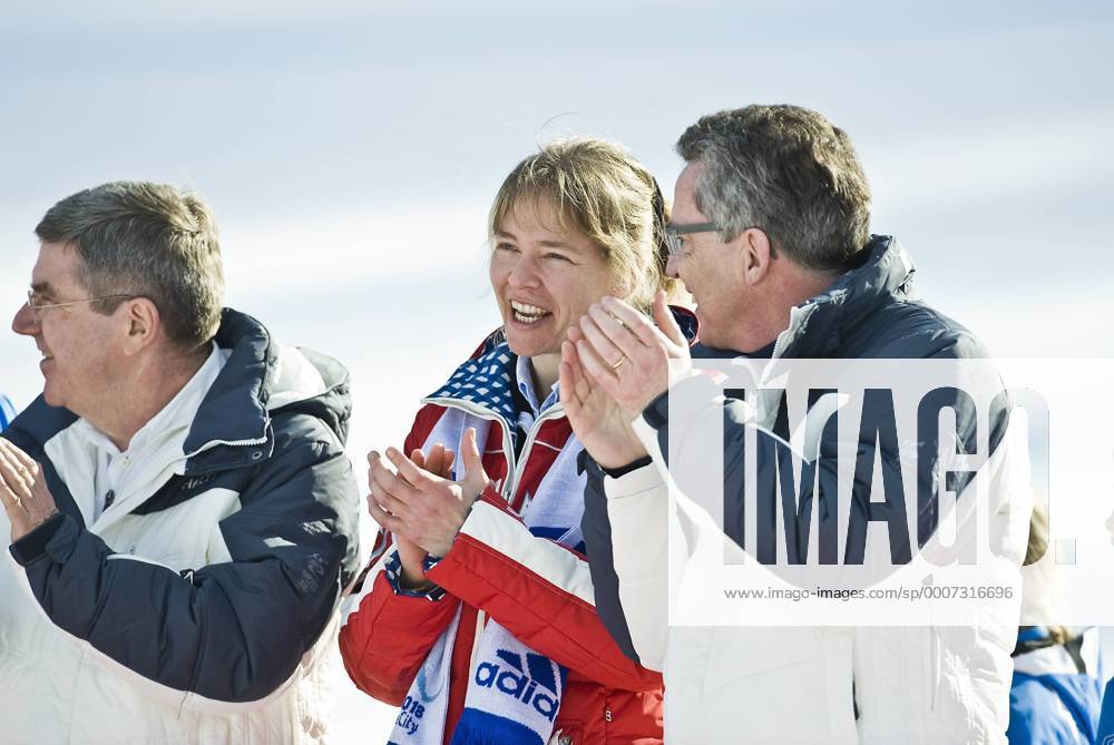 V.l. Thomas BACH, DOSB Praesident, Katja SEIZINGER und Thomas de MAIZIERE (Bundesinnenminister) bei der Flower ceremony, Super G der Frauen am 08.02.2011, WM in Garmisch Partenkirchen o0 GER Funktionär people Politik