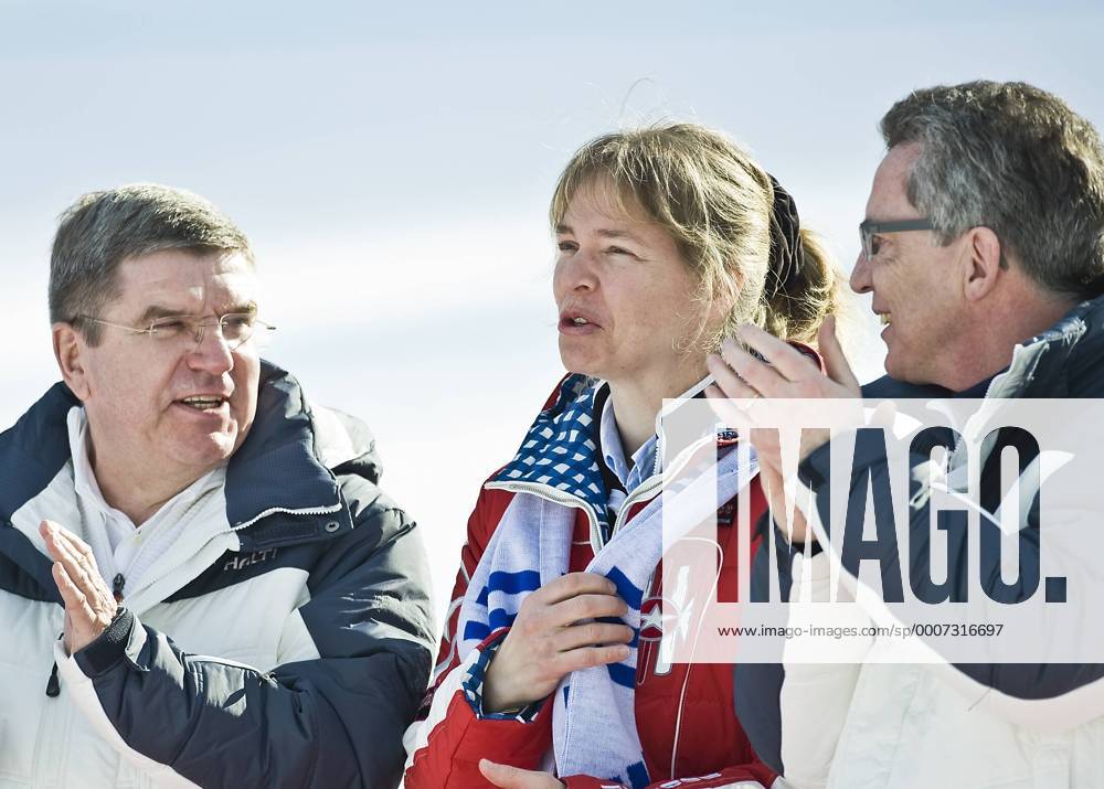 V.l. Thomas BACH, DOSB Praesident, Katja SEIZINGER und Thomas de MAIZIERE (Bundesinnenminister) bei der Flower ceremony, Super G der Frauen am 08.02.2011, WM in Garmisch Partenkirchen o0 GER Funktionär people Politik