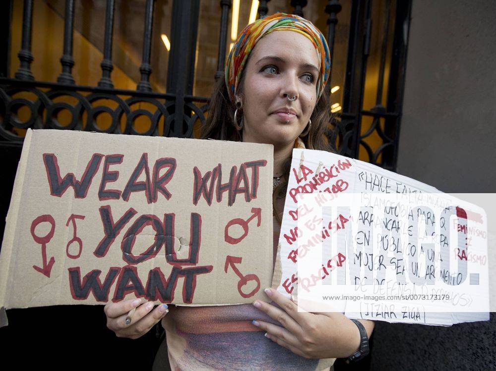 Barcelona, Catalonia, Spain - Members of Unity Against Racism and the muslim community, demonstrate in front of french consulate agaisnt islamophobia and the France s burkini ban on Barcelona in September 1, 2016. Barcelona Spain - ZUMAn230