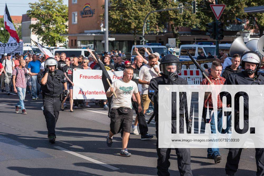 Frankfurt a.d. Oder Protest gegen Nazidemonstration Nazidemonstration in Frankfurt an der Oder. Ca. 120 Nazis aus Berlin und Brandenburg zogen am Samstag den 3. September 2016 mit einer Demonstration durch Frankfurt an der Oder. Angekuendigt war der Aufmarsch als grenzuebergreifende Demonstration von deutschen und polnischen Nazis gegen Islam und Fluechtlinge, es nahmen jedoch nur zwei Personen aus Polen teil. In Redebeitraegen und Parolen wurde gegen die Kriminalitaet aus Osteuropa gehetzt und behauptet es faende eine gewollte Uberfremdung der deutschen Heimat durch Fluechtlinge statt. Angefuehrt wurde die Demonstration von der Oderbruecke zum Bahnhof von der rechtsextremen Kleinstpartei Der 3. Weg . Des Weiteren nahmen Mitglieder von unabhaengigen Buergerinitiativen gegen Fluechtlinge, der NPD, sog. Freien Kameradschaften und Mitgliedern der rechtsextremen Gruppe Die Identita