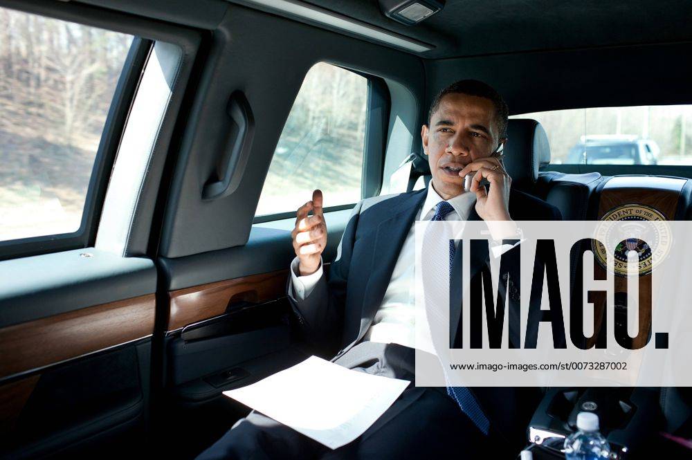 Barack Hussein Obama II (born August 4, 1961); 44th President of the United States, talks on a phone in the presidential limousine 2013. WHA !ACHTUNG AUFNAHMEDATUM GESCHÄTZT!