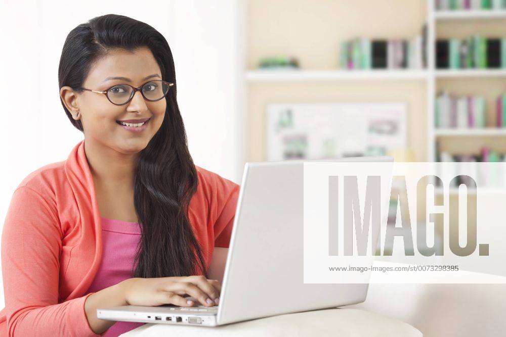 Woman using laptop computer SLZH2874DF