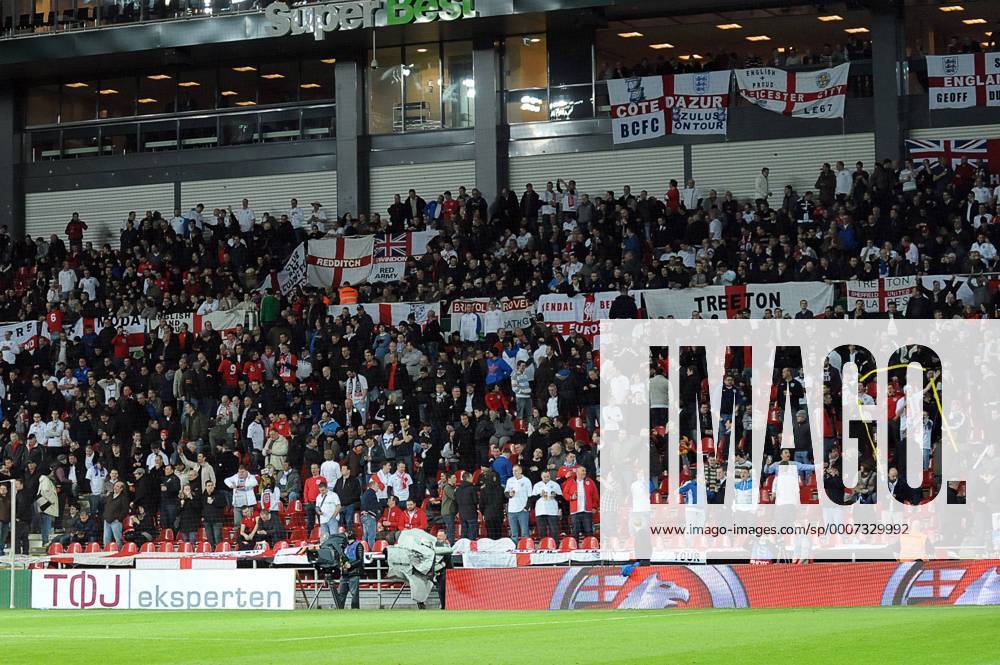 Football - International Friendly: England fans at Parken Stadium, Copenhagen o0 Fan, Fußballfan, Publikum totale Fahne, Landesfahne