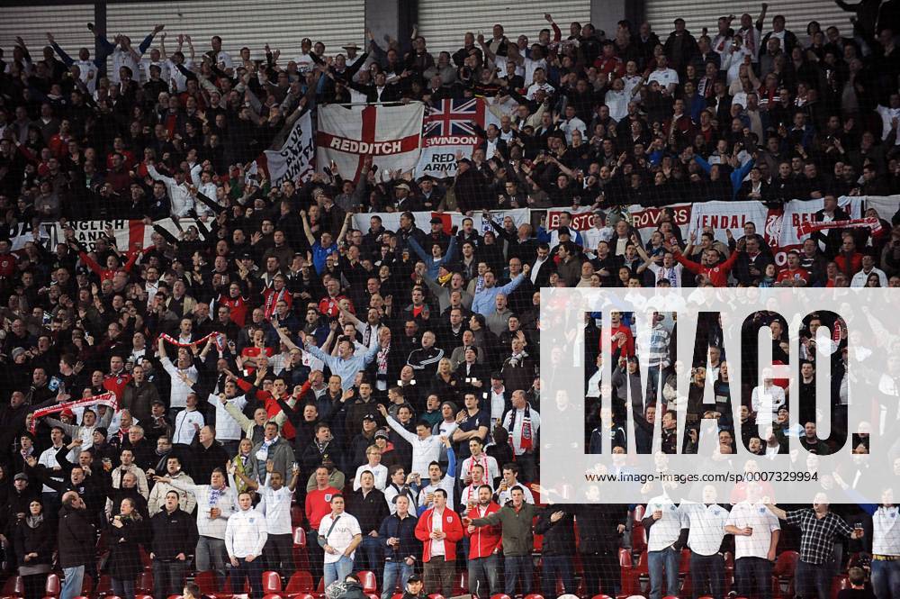 Football - International Friendly: England fans at Parken Stadium, Copenhagen o0 Fan, Fußballfan, Publikum totale Fahne, Landesfahne