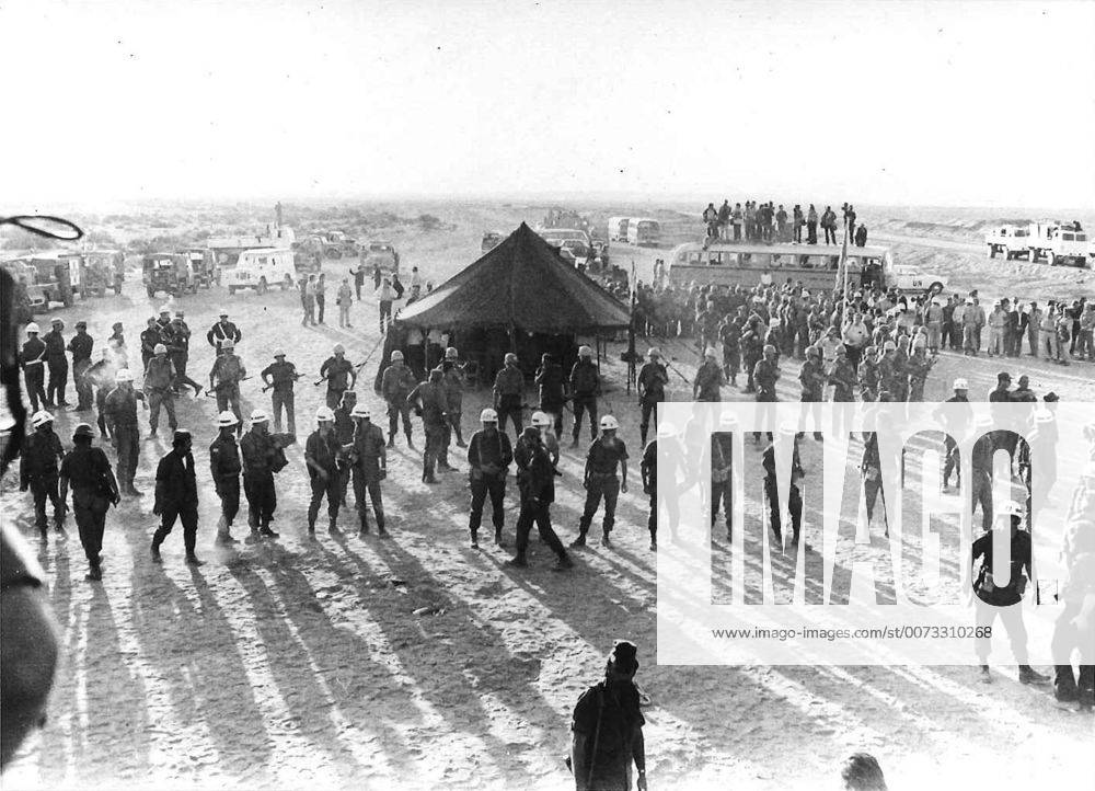 Disengagement talks to end the Arab Israeli (Yom Kippur War 1973), on October 28, 1973, at Kilometre 101 between Israeli Major General Aharon Yariv and Egyptian Major General Abdel Ghani el-Gamasy WHA !ACHTUNG AUFNAHMEDATUM GESCHÄTZT!