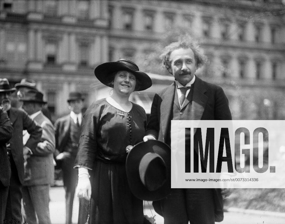 Albert Einstein with his wife Elsa, State, War, and Navy building in background, Washington DC. Photographer Harris and Ewing. 1921 and 1923. WHA !ACHTUNG AUFNAHMEDATUM GESCHÄTZT!