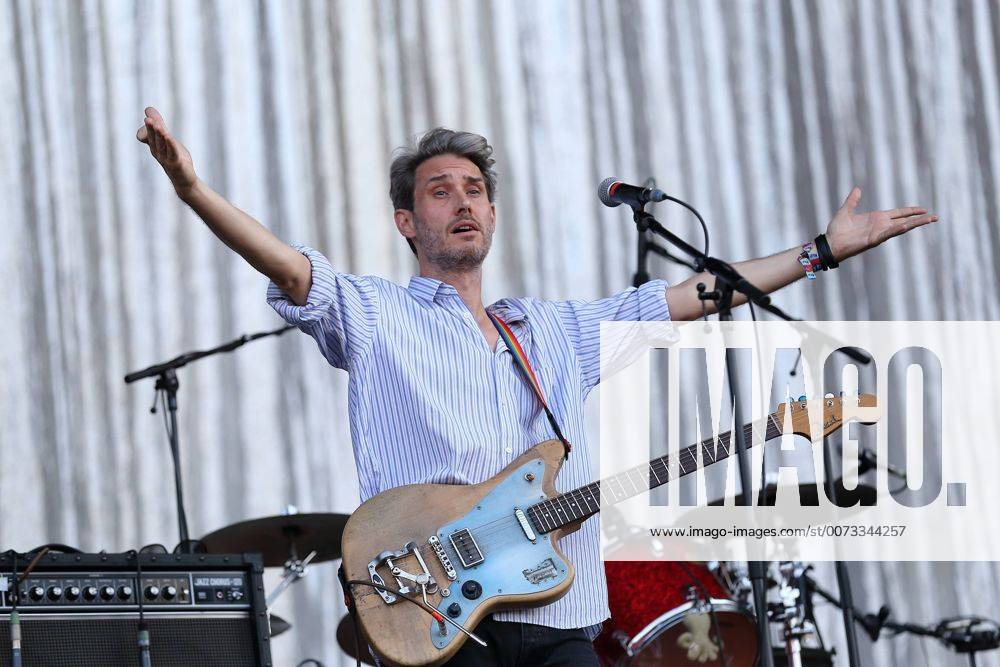 Dirk von Lowtzow von der Band Tocotronic beim Lollapalooza Festival am 10. September 2016 im Treptower Park in Berlin. Dirk von Lowtzow of the band Tocotronic performs during the Lollapalooza festival on 10 September 2016 at Treptower Park in Berlin, Germany. Lollapalooza Berlin