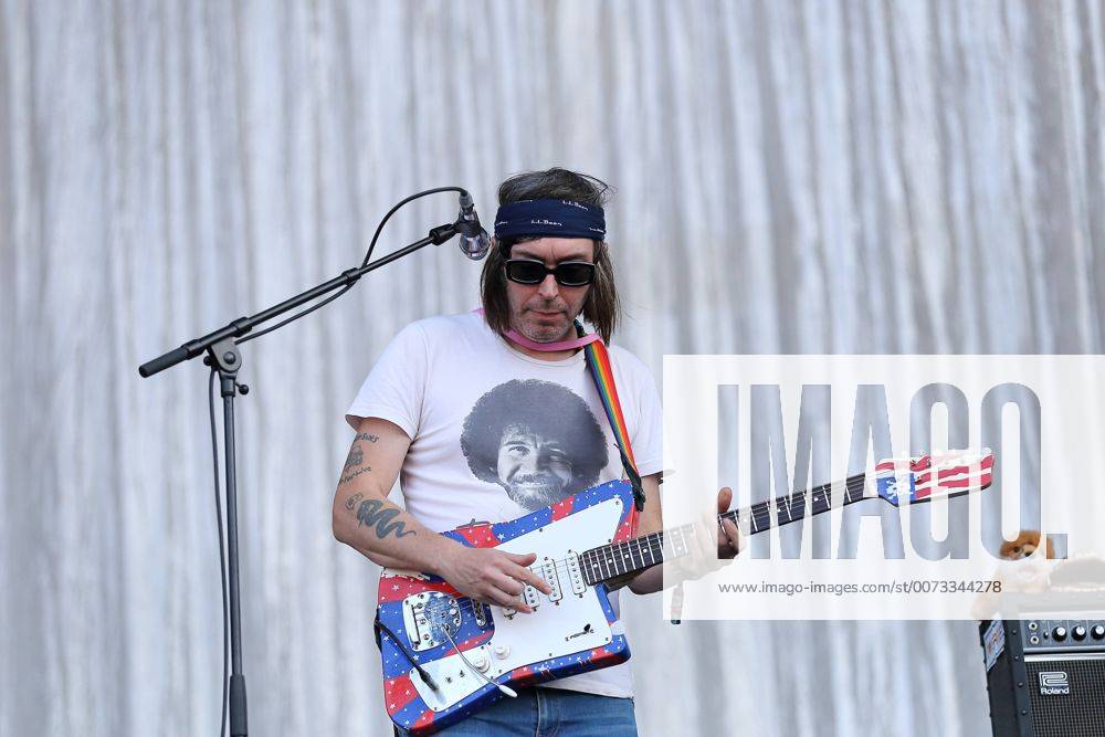 Rick McPhail von der Band Tocotronic beim Lollapalooza Festival am 10. September 2016 im Treptower Park in Berlin. Rick McPhail of the band Tocotronic performs during the Lollapalooza festival on 10 September 2016 at Treptower Park in Berlin, Germany. Lollapalooza Berlin