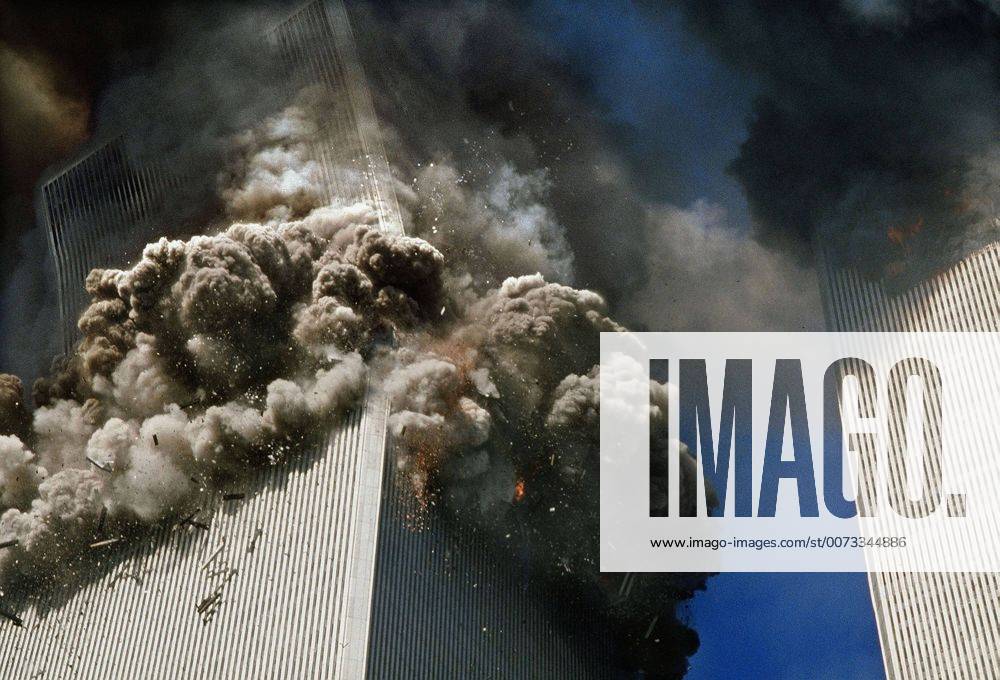 IMAGO History, Anschläge vom 11. September aus New York und Washington D.C 20 Jahre Anschläge vom 11. September: World Trade Center September 11, 2001 - New York, New York, U.S. - The south tower of the World Trade Center, left, begins to collapse in New York Tuesday 9 11. In the most horrifying attacks ever against the U.S., terrorists crashed two airliners into the World Trade center in a deadly series of blows that brought down the twin 110-story towers. New York U.S. - ZUMAg85_