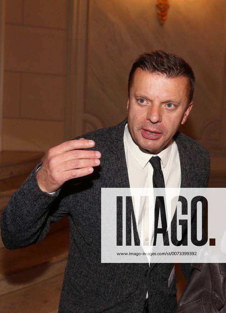 Journalist Leonid Parfyonov at Moscow s Bolshoi Theatre where a production of Giuseppe Verdi s opera Simon Boccanegra is to be presented by the Teatro alla Scala (Milan s grand opera house) as part of the 2016 Chereshnevy Les Open Art Festival. Artyom Korotayev TASS TS031154