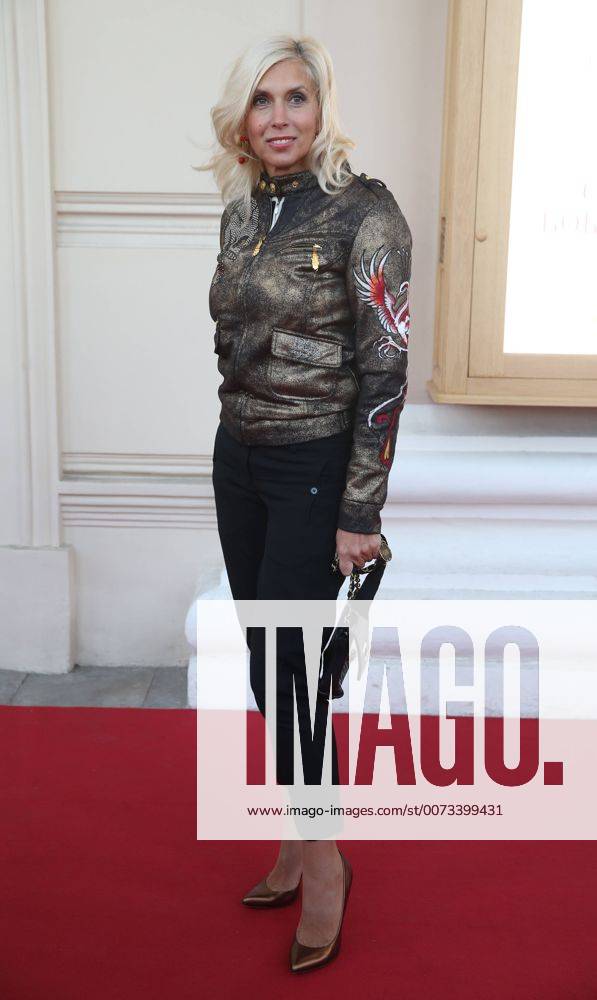 Singer Alyona Sviridova at the entrance to Moscow s Bolshoi Theatre where a production of Giuseppe Verdi s opera Simon Boccanegra is to be presented by the Teatro alla Scala (Milan s grand opera house) as part of the 2016 Chereshnevy Les Open Art Festival. Artyom Korotayev TASS TS031156